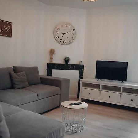 Superbe Appartement Avec Terrasse Au Calme Ernée Exterior foto